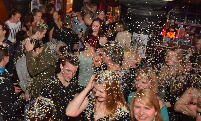 confetti-dance-party-hoersaal