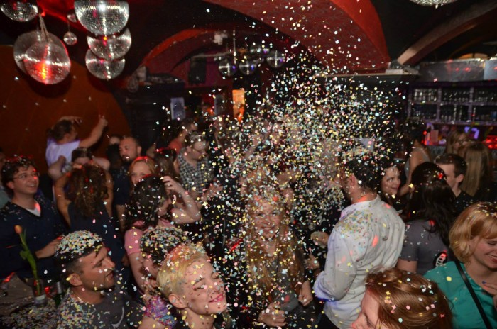 confetti-dance-party-hoersaal