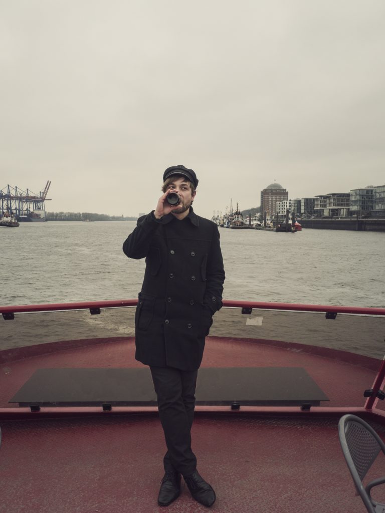 sailing conducters-hannes-schiff-elbe-fähre-finkenwerder-astra-interview
