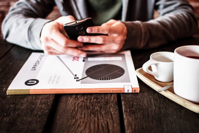 handy-phone-smartphone-mann-tisch