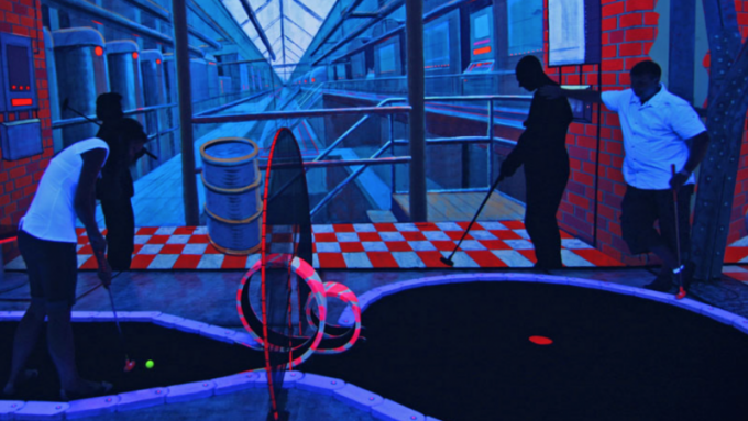 Schwarzlichtviertel-Minigolf-Hamburg
