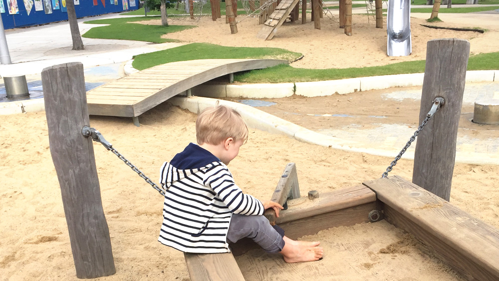 Mit Riesigem Holzschiff Der Spielplatz Am Grasbrookpark Mit Vergnugen Hamburg