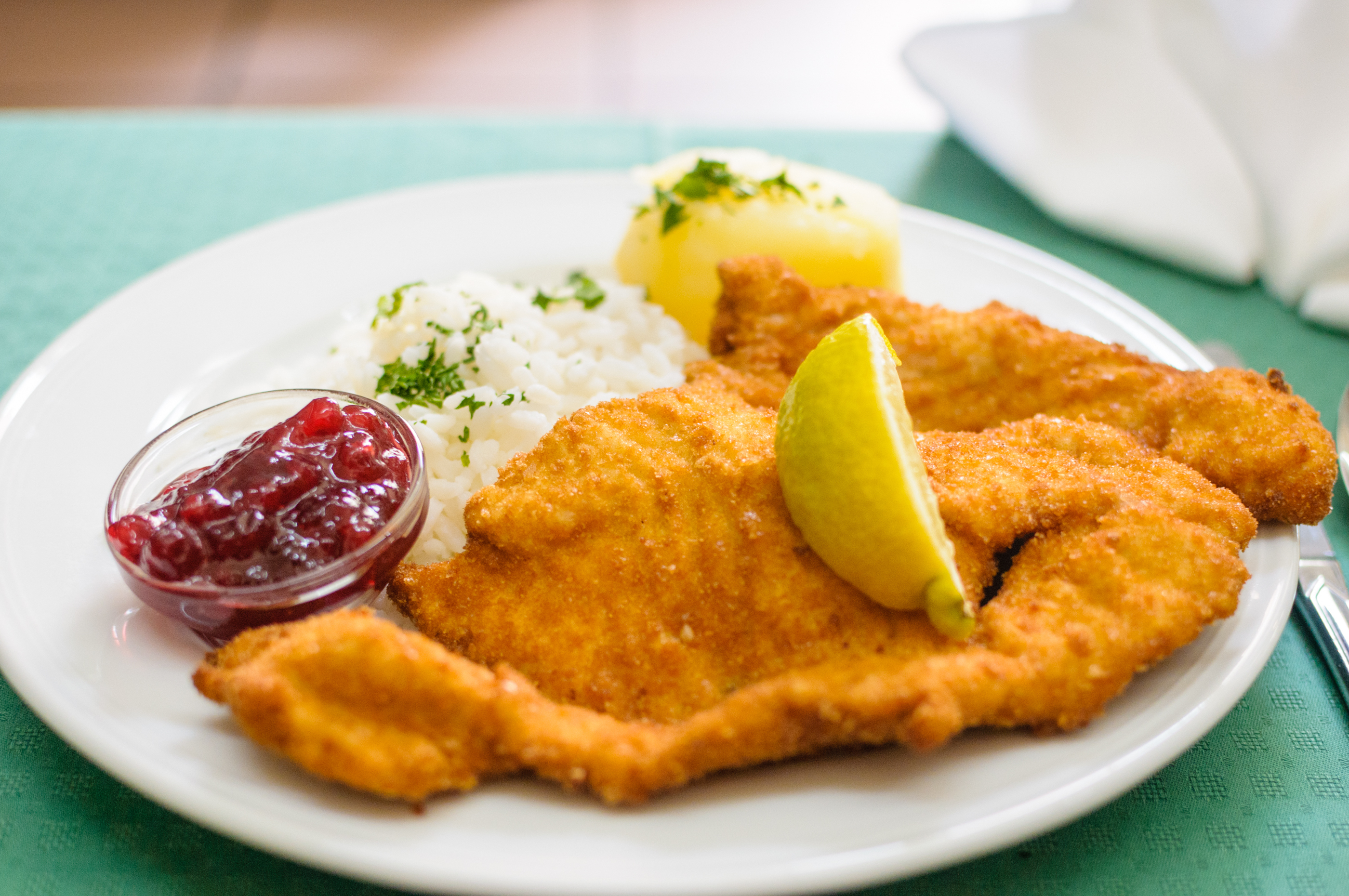 Ein "kleines" Schnitzel essen im Wirtshaus Watzmann Mit Vergnügen Hamburg