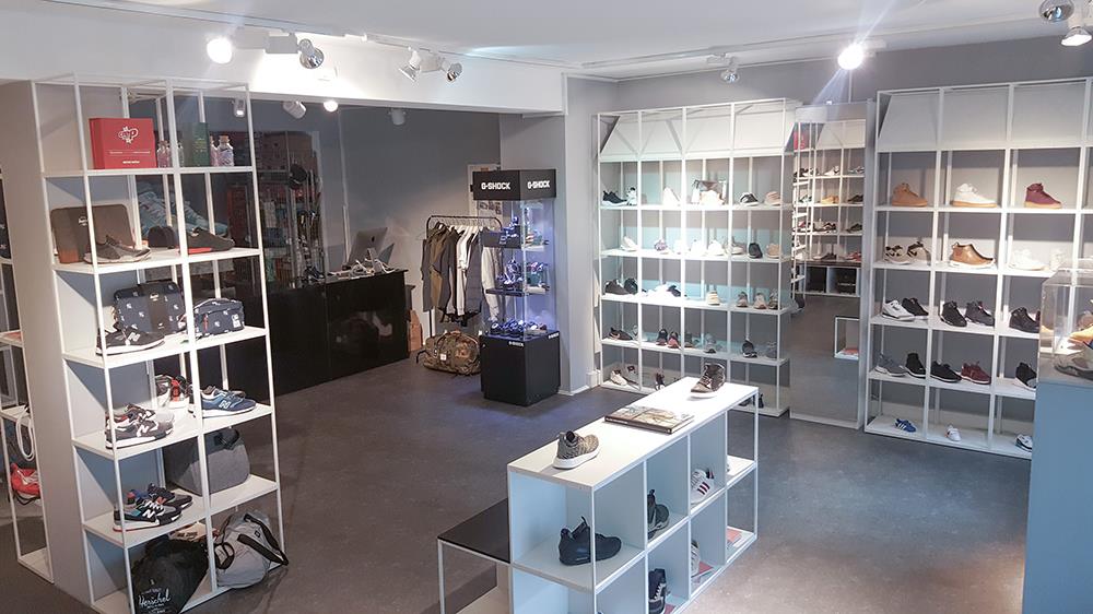 "Ooooh" sagen die SneakerFreund*innen bei glOry hOle Mit Vergnügen Hamburg