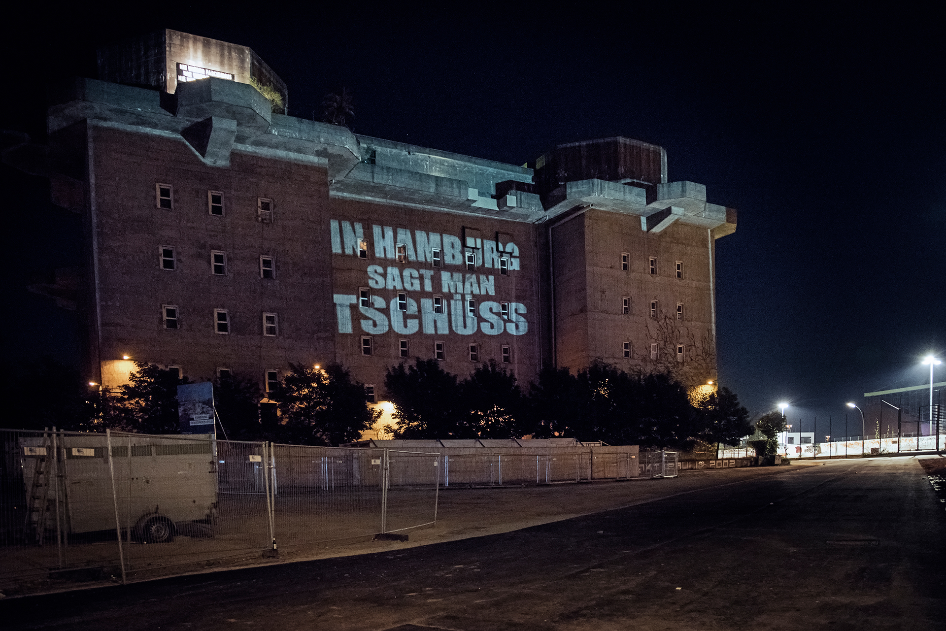 #menschwachauf: Lichtinstallation am Bunker Feldstraße beim G20-Gipfel