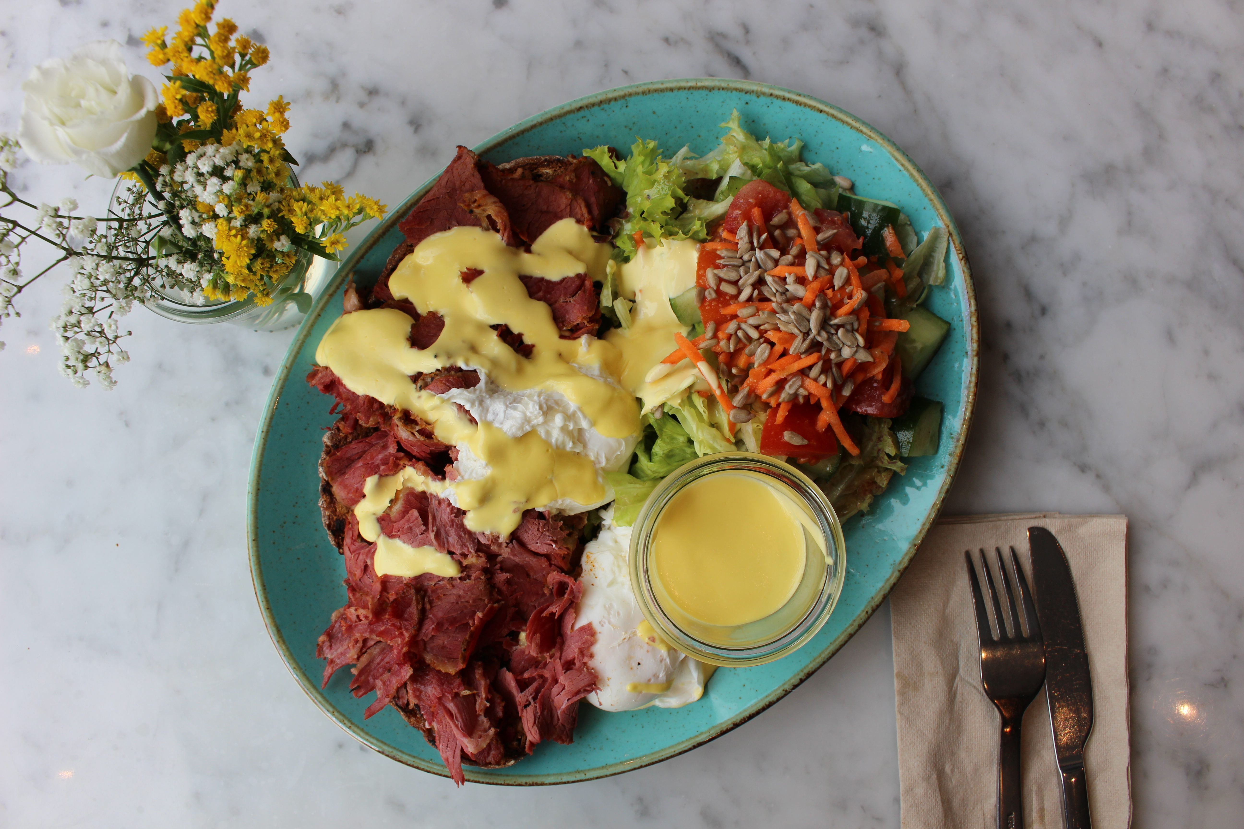 Pastrami Sandwiches und Eggs Benedict futtern bei Urban Foodie Mit
