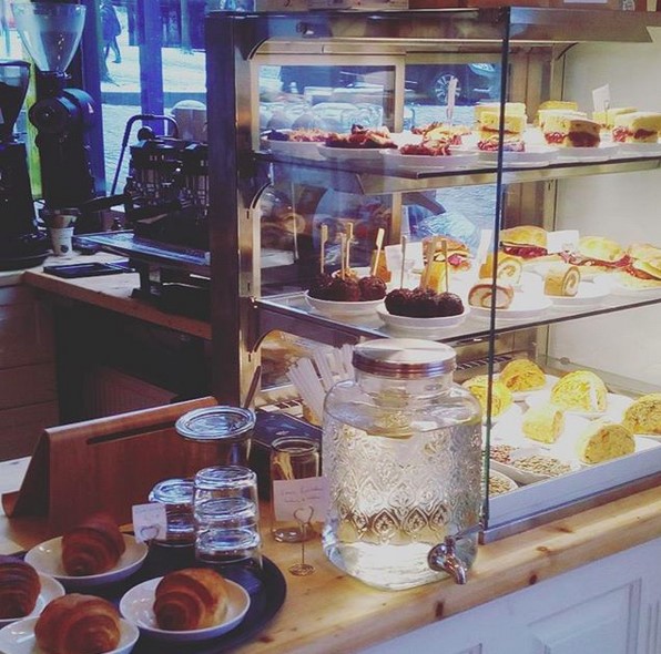 Tolles Eis und saftiger Kuchen im Liberty Plant Based Food Lab Mit