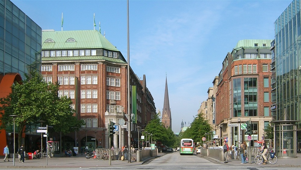 Blick auf die Hamburger Mönckebergstraße.