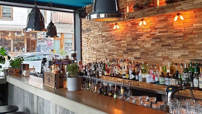 Der Tresen in der Med Bar.