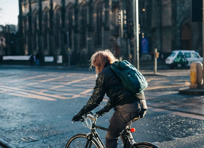 Eine Radfahrerin auf der Straße.