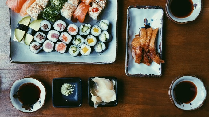 Sushi auf Keramik angerichtet.