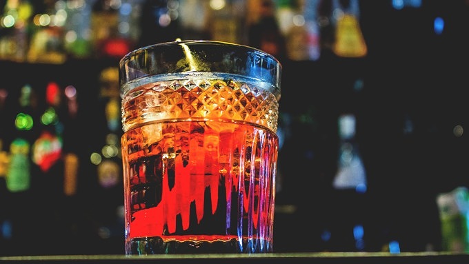 Drink, Alkohol, roter Drink im Glas, Bar