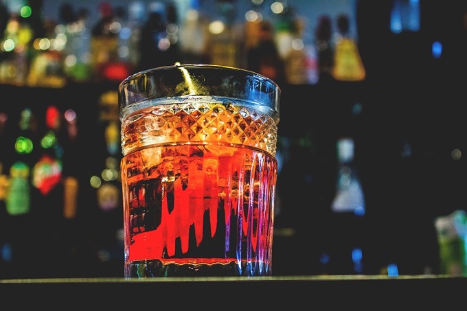 Drink, Alkohol, roter Drink im Glas, Bar