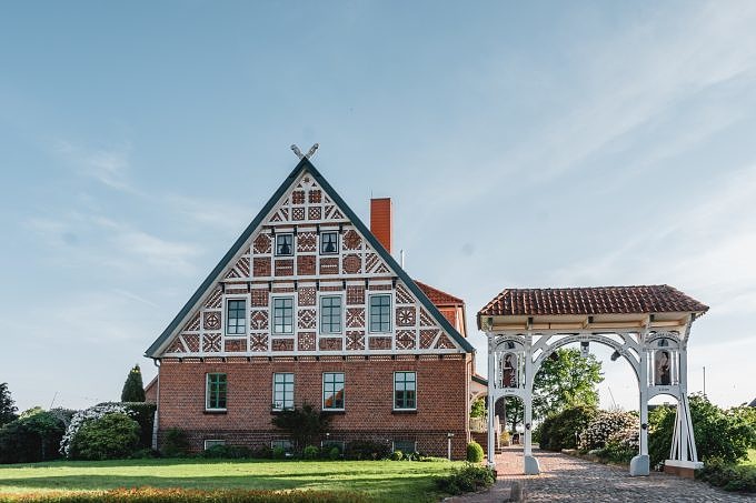 Altes Fachwerkhaus und Torbogen in Jork