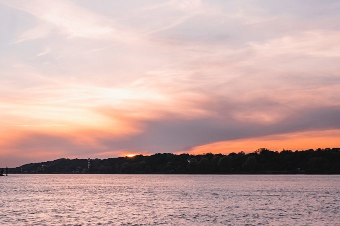 Sonnenuntergang über der Elbe von Finkenwerder aus