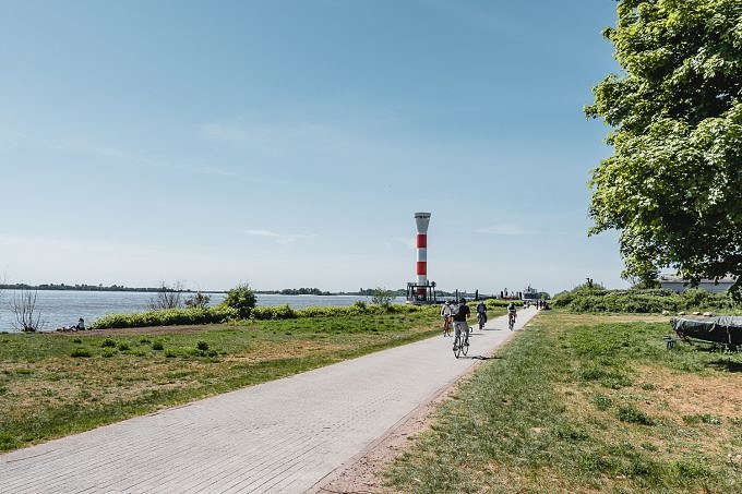 Entlang des Elbufers zum Falkensteiner Ufer