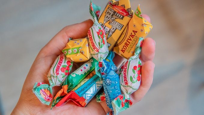 Osteuropäische Süßigkeiten in bunter Verpackung.