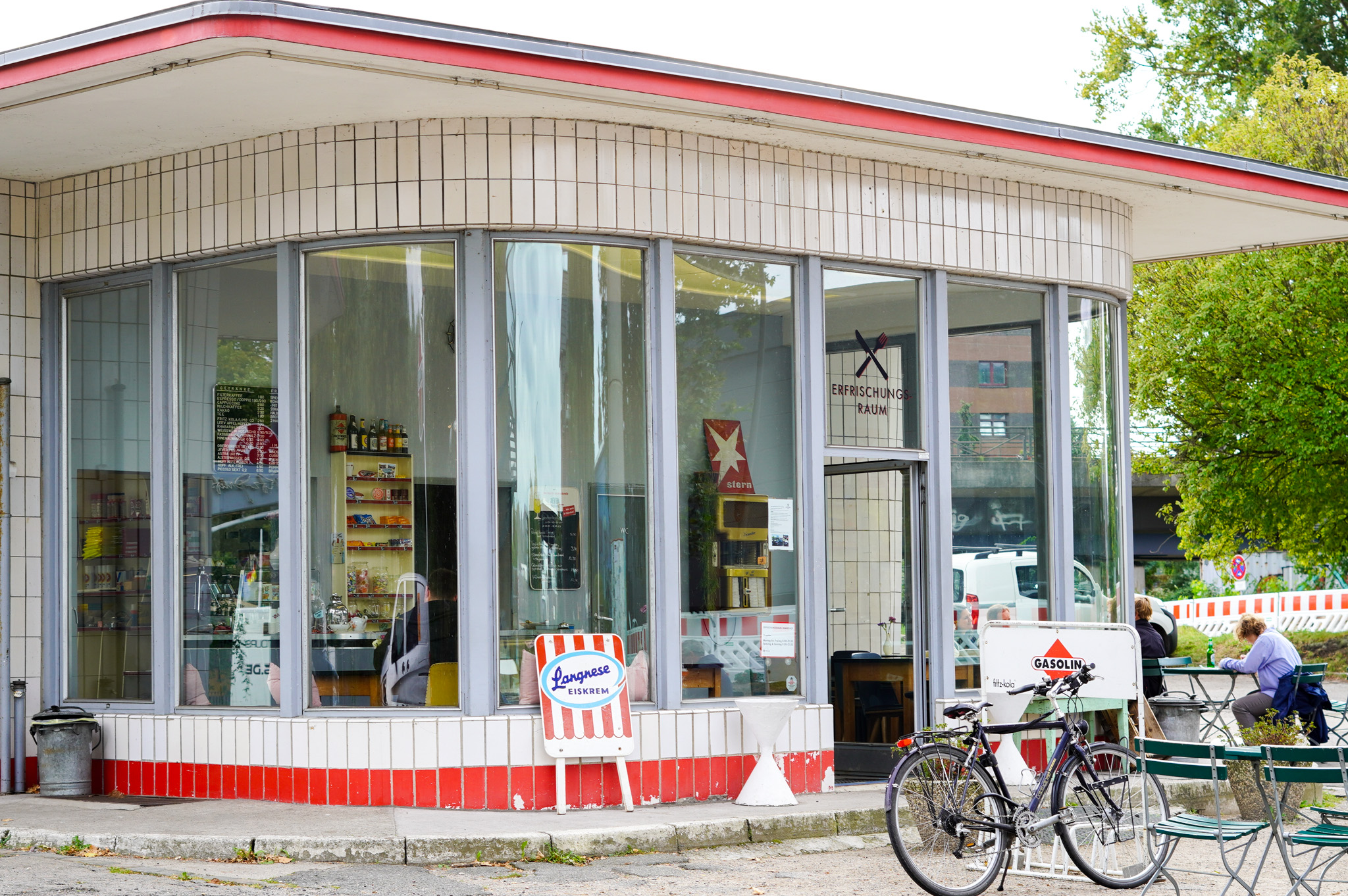 Zurück in die 50erJahre Ein Besuch im Erfrischungsraum der Oldtimer