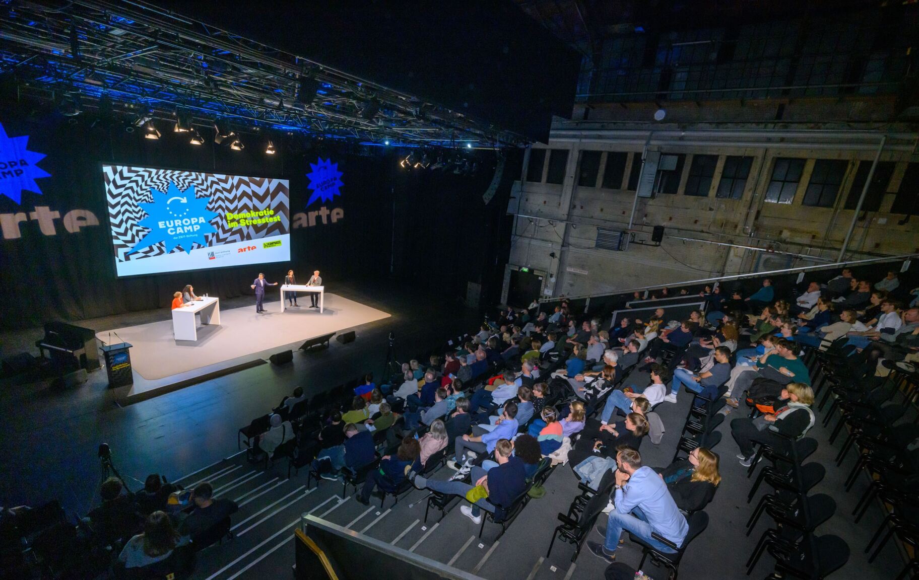 #Panel-Talks, kostenlose Musik & Live-Podcasts: Seid beim EuropaCamp auf Kampnagel dabei!